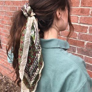 Stunning scarf, very airy 100% polyester